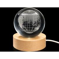 3D Kristallglaskugel 60 mm mit LED-Holzsockel –...
