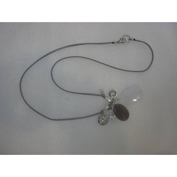 Kette mit grauem Kunstlederband und Anhängern, grau