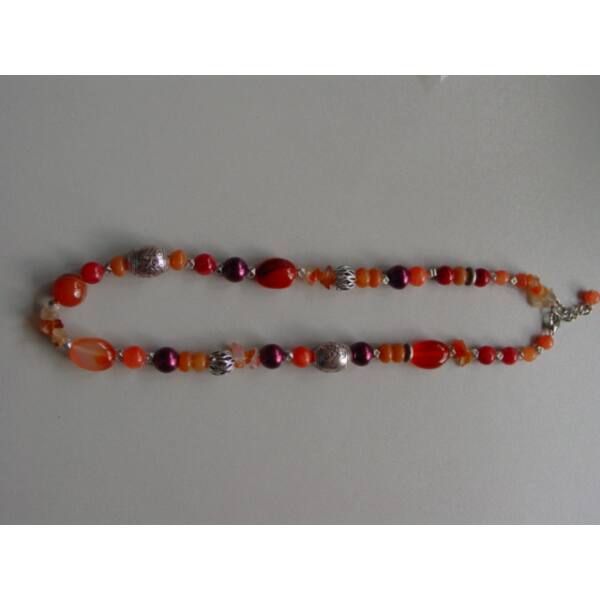 Kette, kurz mit silberfarbenen Elementen, orange