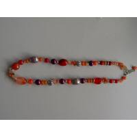 Kette, kurz mit silberfarbenen Elementen, orange