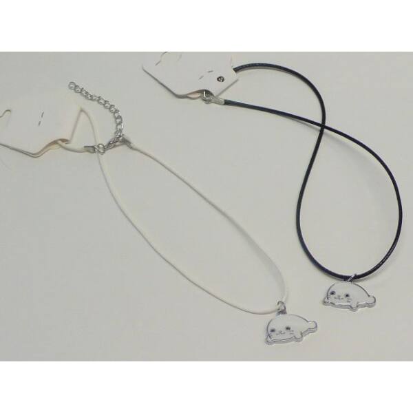 Anhänger Seelöwe, weiß an weißem oder schwarzem Stoffband